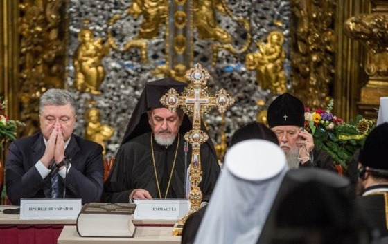 Об’єднавчий Собор. Головує представник Константинопольського патріархату митр. Еммануїл. Зліва – Президент України Петро Порошенко. Справа – почесний патріарх Філарет. Фото РБК