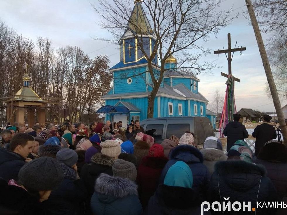 У Брониці на Волині люди проголосували на вулиці за перехід в ПЦУ, поки священики МП закрилися в церкві - 66419