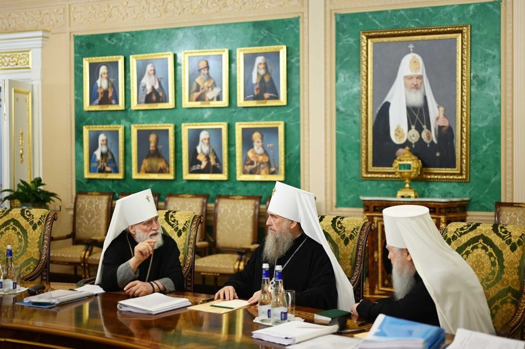 Митрополит Павло (зліва), предстоятель БПЦ на Синоді у Москві у день відставки - 57660