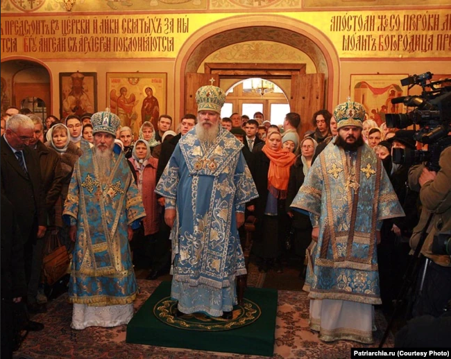 Патріарша служба під час святкування поновлення канонічного спілкування РПЦ та РПЦЗ 4 листопада 2007 року. Зліва – митрополит Берлінський Марк. - 94895